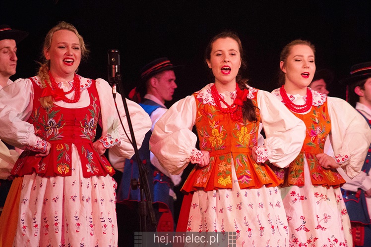 Seniorzy ?Rzeszowiacy? na folkowo witali wiosnę