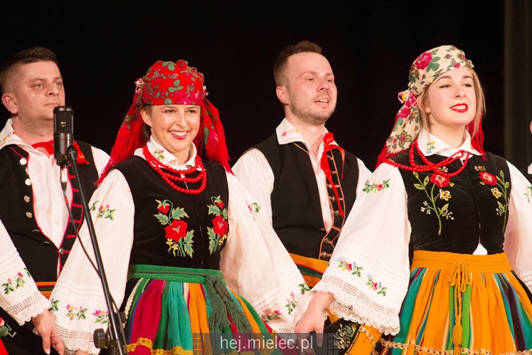 Seniorzy ?Rzeszowiacy? na folkowo witali wiosnę