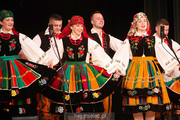 Seniorzy ?Rzeszowiacy? na folkowo witali wiosnę