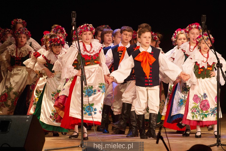 Seniorzy ?Rzeszowiacy? na folkowo witali wiosnę