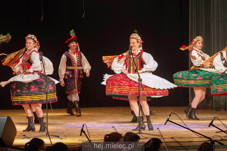 Seniorzy ?Rzeszowiacy? na folkowo witali wiosnę