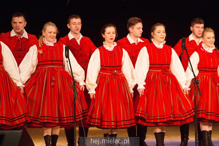 Seniorzy ?Rzeszowiacy? na folkowo witali wiosnę