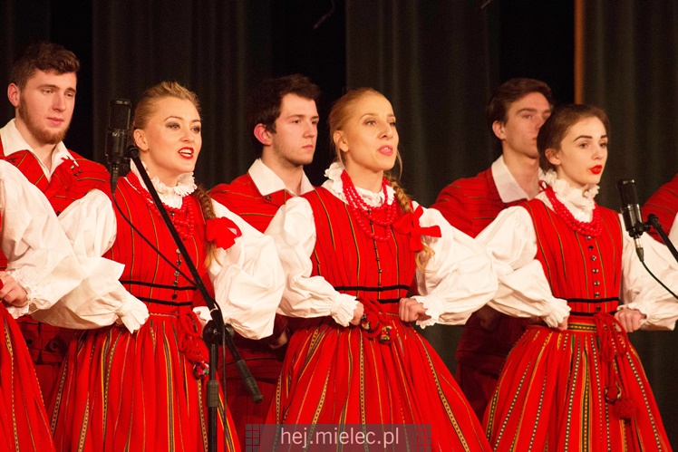 Seniorzy ?Rzeszowiacy? na folkowo witali wiosnę