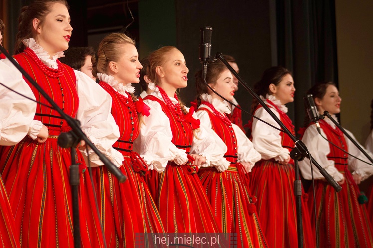 Seniorzy ?Rzeszowiacy? na folkowo witali wiosnę