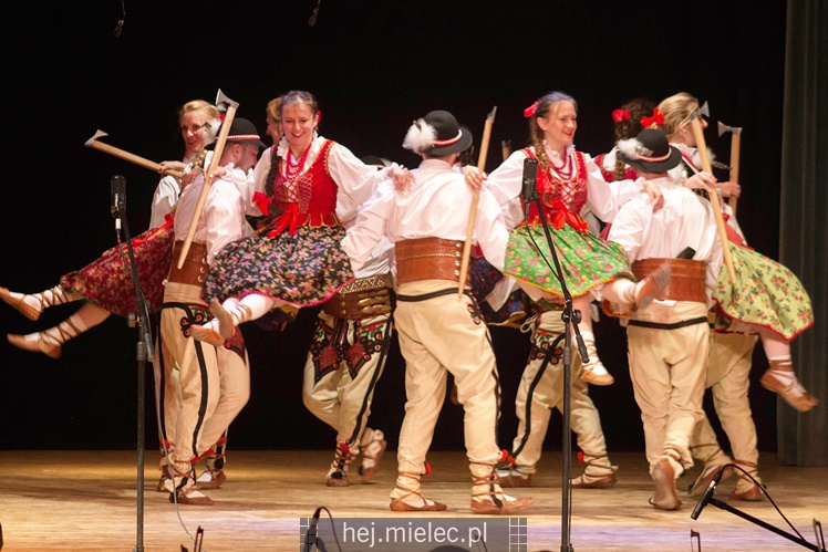 Seniorzy ?Rzeszowiacy? na folkowo witali wiosnę