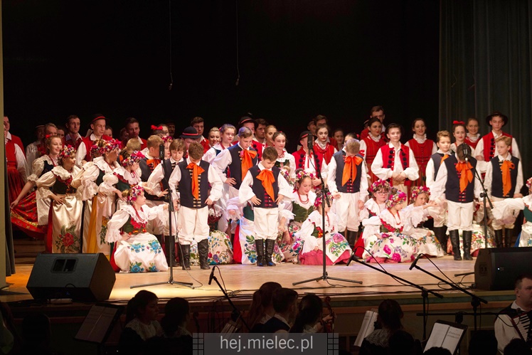 Seniorzy ?Rzeszowiacy? na folkowo witali wiosnę