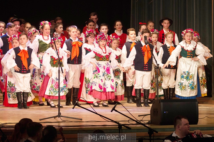 Seniorzy ?Rzeszowiacy? na folkowo witali wiosnę