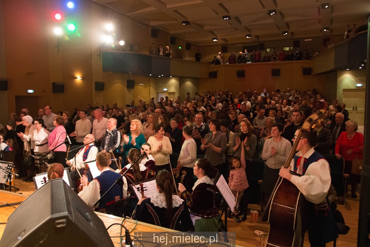 Seniorzy ?Rzeszowiacy? na folkowo witali wiosnę