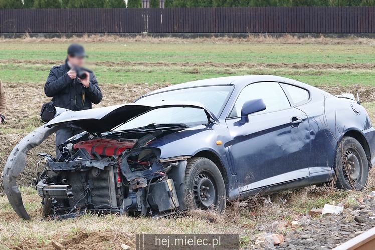 Osobowy hyundai wpadł pod lokomotywę! Kobieta samodzielnie wyszła z pojazdu