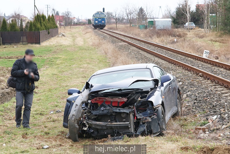 Osobowy hyundai wpadł pod lokomotywę! Kobieta samodzielnie wyszła z pojazdu