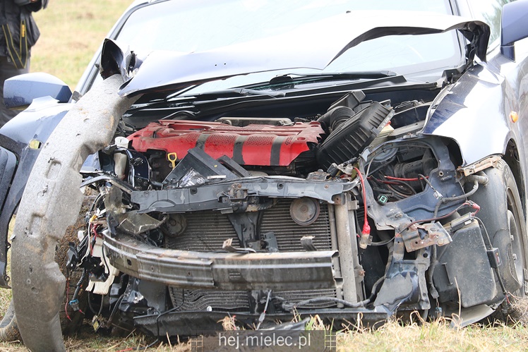 Osobowy hyundai wpadł pod lokomotywę! Kobieta samodzielnie wyszła z pojazdu