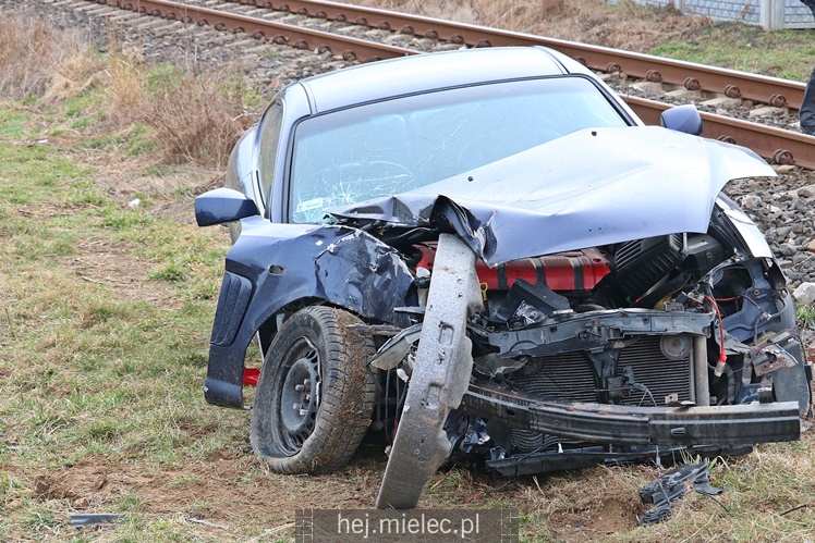 Osobowy hyundai wpadł pod lokomotywę! Kobieta samodzielnie wyszła z pojazdu