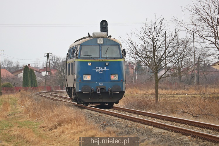 Osobowy hyundai wpadł pod lokomotywę! Kobieta samodzielnie wyszła z pojazdu