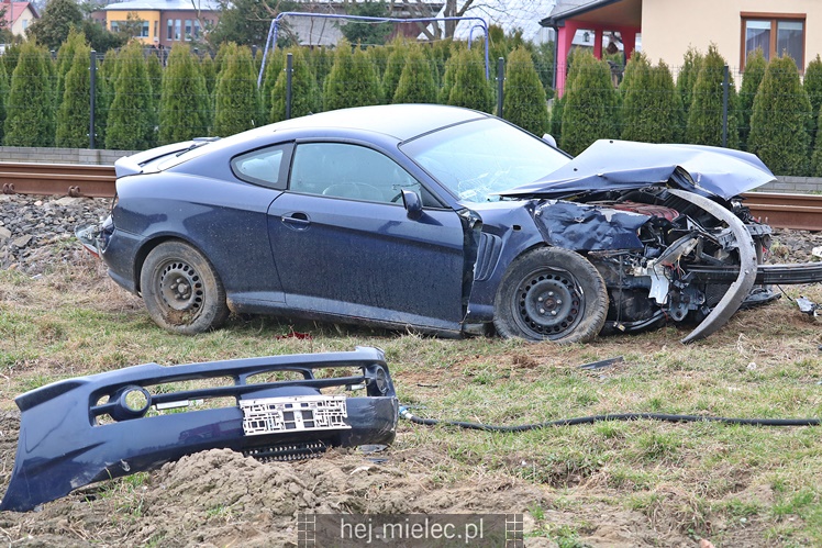 Osobowy hyundai wpadł pod lokomotywę! Kobieta samodzielnie wyszła z pojazdu