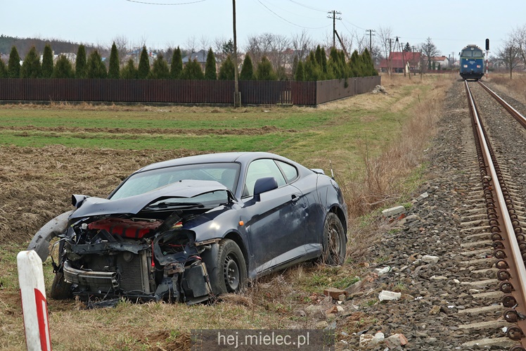 Osobowy hyundai wpadł pod lokomotywę! Kobieta samodzielnie wyszła z pojazdu
