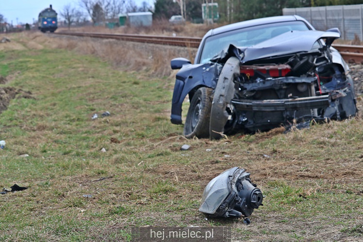 Osobowy hyundai wpadł pod lokomotywę! Kobieta samodzielnie wyszła z pojazdu
