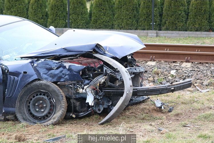 Osobowy hyundai wpadł pod lokomotywę! Kobieta samodzielnie wyszła z pojazdu