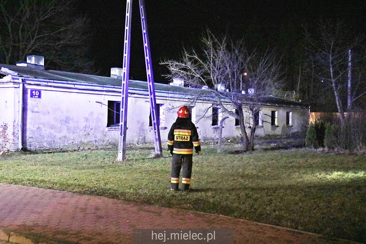 Podpalenie baraku na MMR? Nocna akcja straży pożarnej