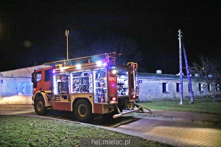 Podpalenie baraku na MMR? Nocna akcja straży pożarnej