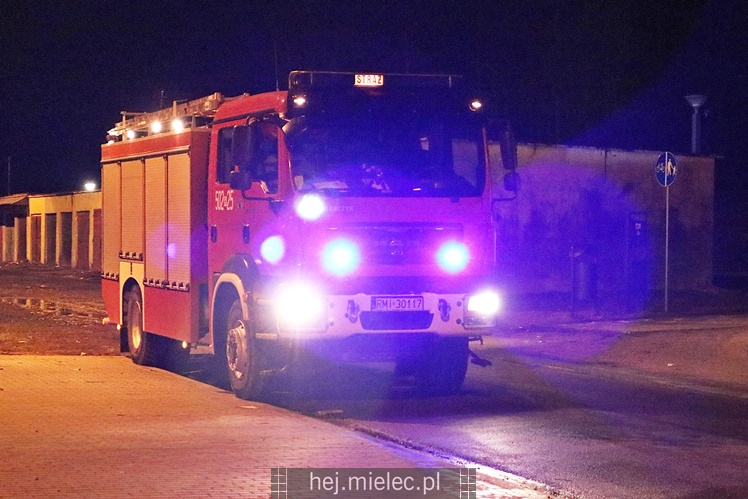 Podpalenie baraku na MMR? Nocna akcja straży pożarnej