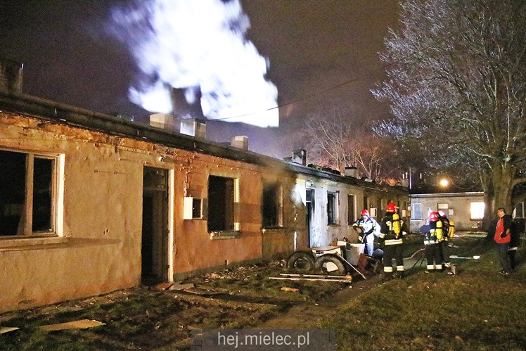Podpalenie baraku na MMR? Nocna akcja straży pożarnej