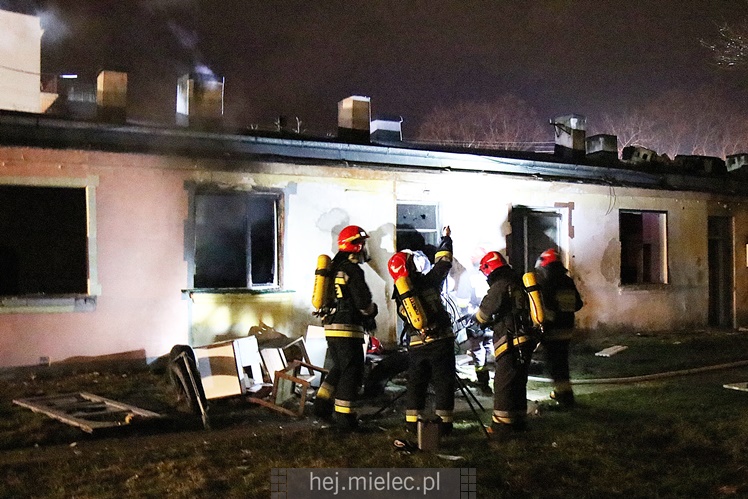 Podpalenie baraku na MMR? Nocna akcja straży pożarnej