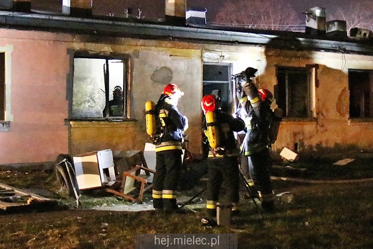 Podpalenie baraku na MMR? Nocna akcja straży pożarnej