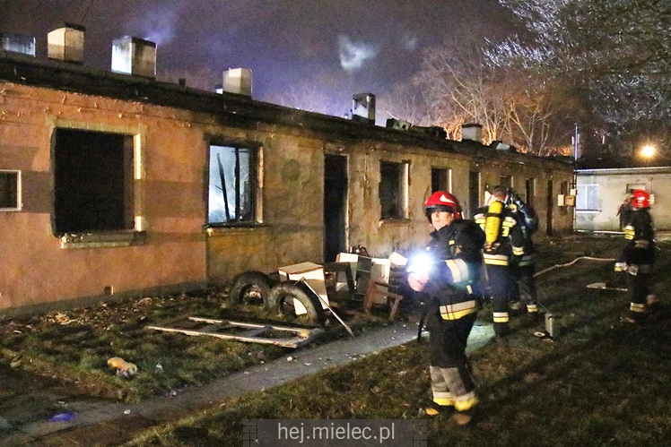 Podpalenie baraku na MMR? Nocna akcja straży pożarnej