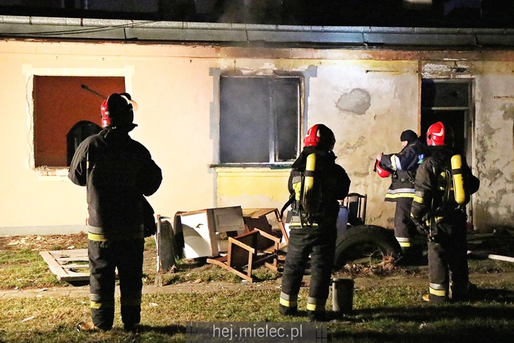 Podpalenie baraku na MMR? Nocna akcja straży pożarnej