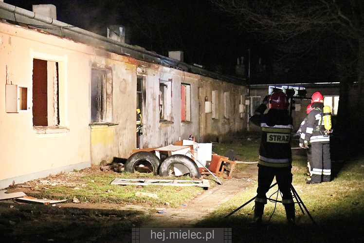 Podpalenie baraku na MMR? Nocna akcja straży pożarnej