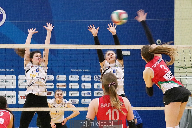 Półfinały Mistrzostw Polski juniorek w siatkówce: Mielec - Piła