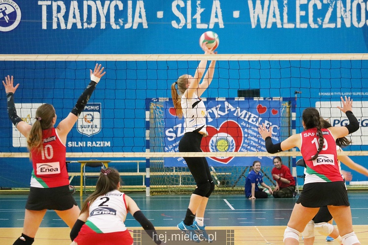 Półfinały Mistrzostw Polski juniorek w siatkówce: Mielec - Piła
