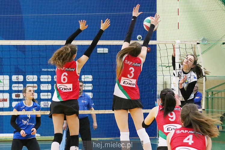 Półfinały Mistrzostw Polski juniorek w siatkówce: Mielec - Piła