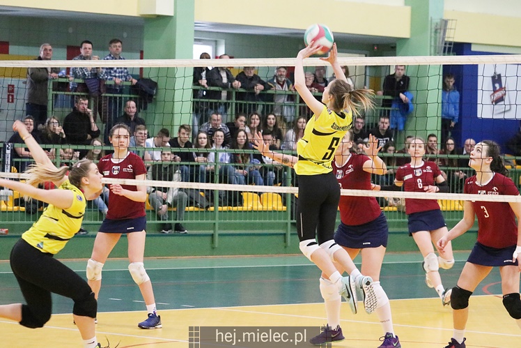 Półfinały Mistrzostw Polski juniorek w siatkówce: Mielec - Dąbrowa