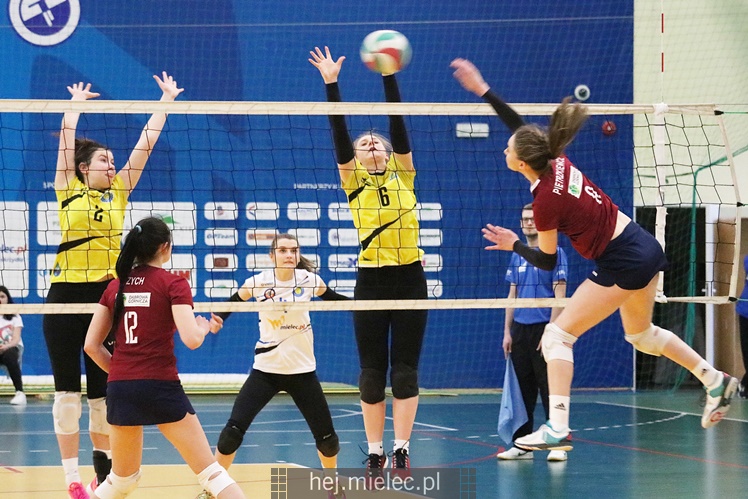 Półfinały Mistrzostw Polski juniorek w siatkówce: Mielec - Dąbrowa