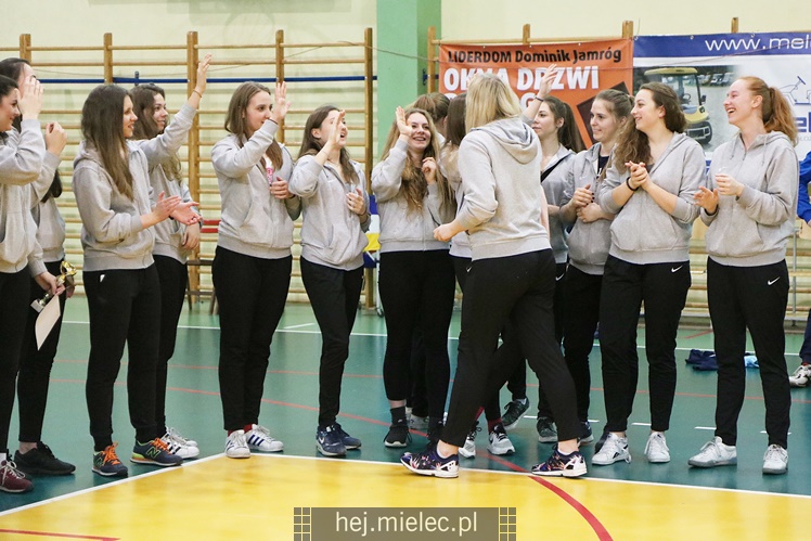 Półfinały Mistrzostw Polski juniorek w siatkówce: Mielec - Dąbrowa