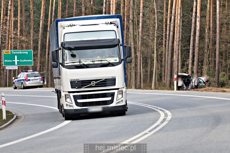 Osobówka wypadła z obwodnicy Mielca i uderzyła w drzewo