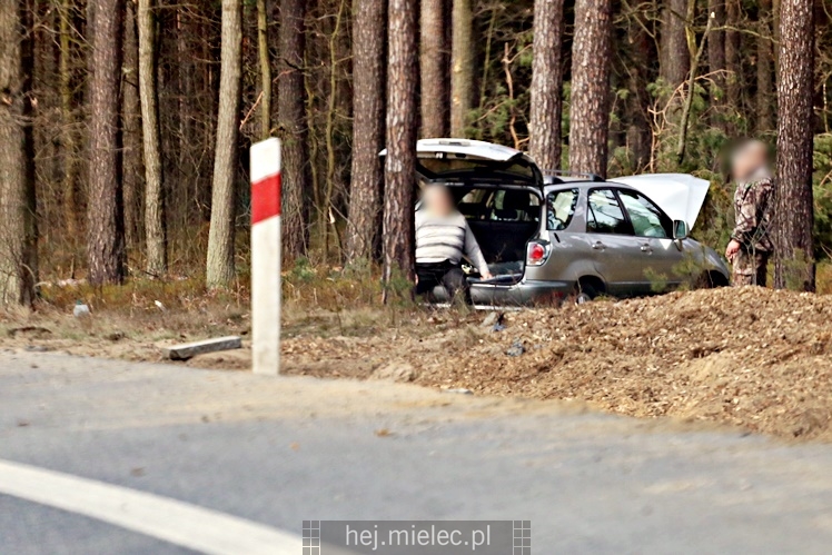 Osobówka wypadła z obwodnicy Mielca i uderzyła w drzewo