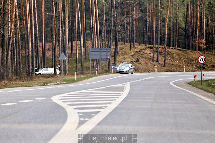 Osobówka wypadła z obwodnicy Mielca i uderzyła w drzewo