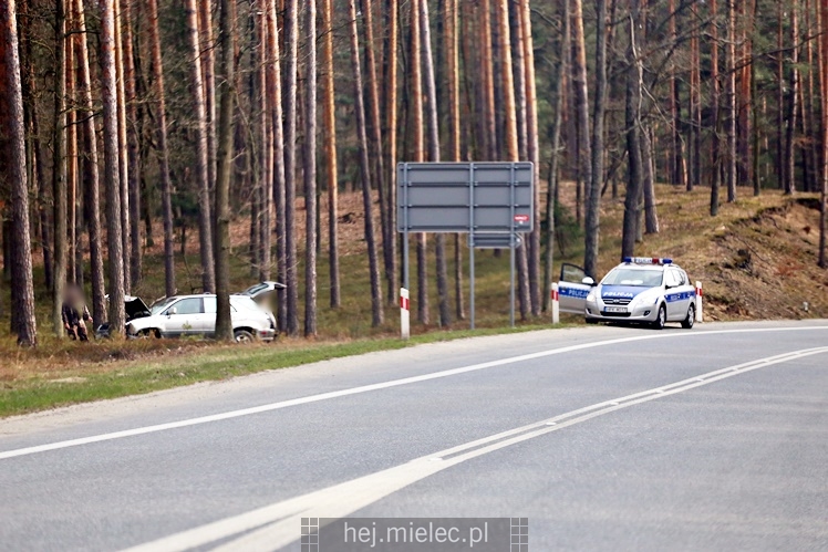 Osobówka wypadła z obwodnicy Mielca i uderzyła w drzewo