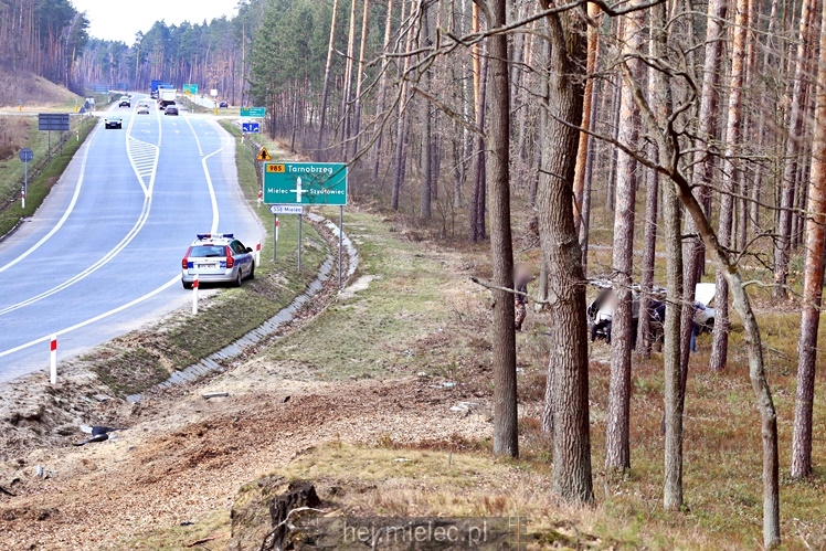 Osobówka wypadła z obwodnicy Mielca i uderzyła w drzewo
