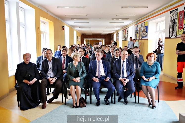 Defibrylatory AED dla szkół i nowy bus dla SOSW