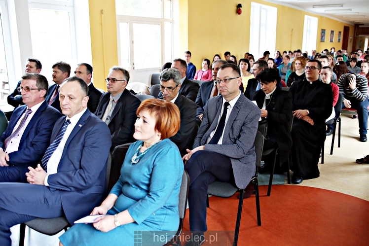 Defibrylatory AED dla szkół i nowy bus dla SOSW