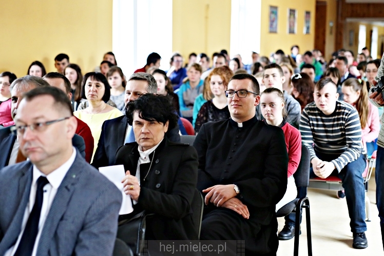 Defibrylatory AED dla szkół i nowy bus dla SOSW