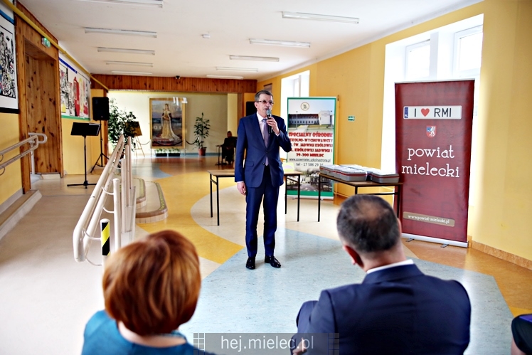 Defibrylatory AED dla szkół i nowy bus dla SOSW