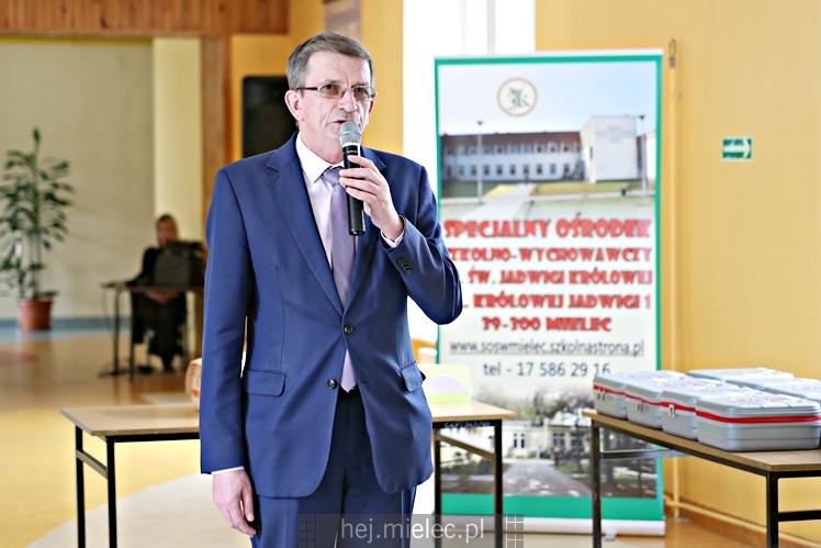 Defibrylatory AED dla szkół i nowy bus dla SOSW