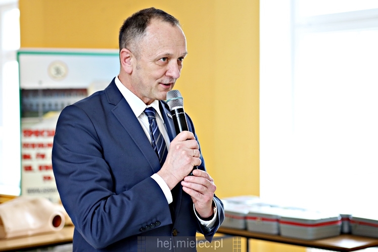 Defibrylatory AED dla szkół i nowy bus dla SOSW