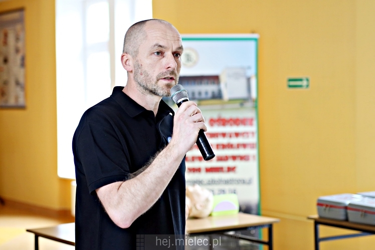 Defibrylatory AED dla szkół i nowy bus dla SOSW