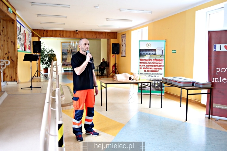 Defibrylatory AED dla szkół i nowy bus dla SOSW