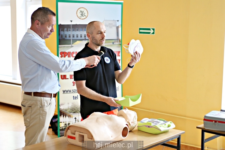 Defibrylatory AED dla szkół i nowy bus dla SOSW